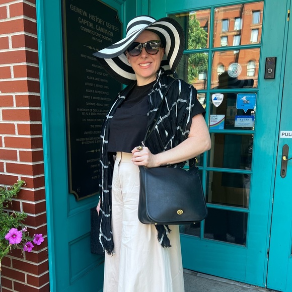 Meet your Posher, Melanie - Picture 2 of 4